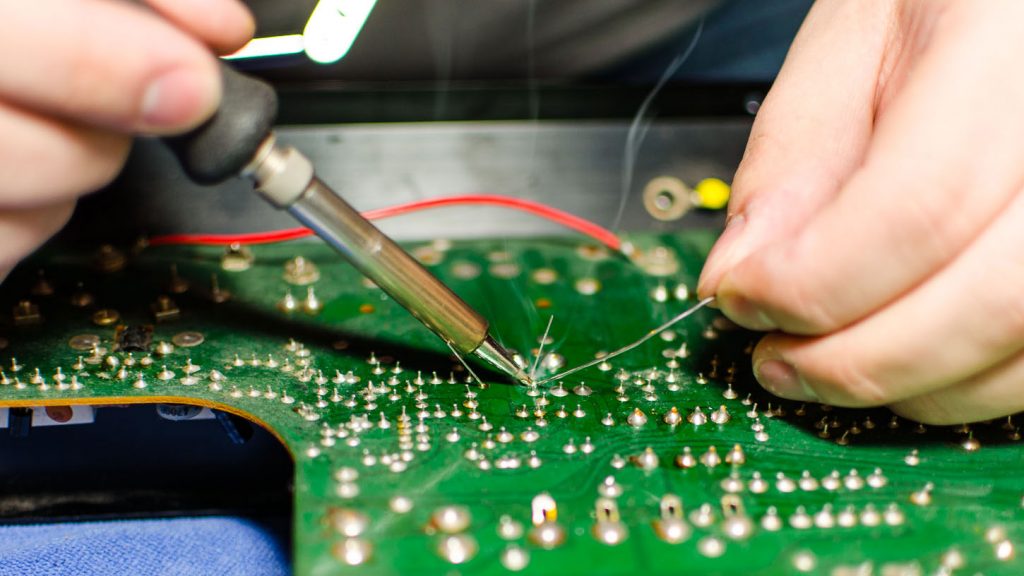 Bileşenleri PCB kartına nasıl bağlarsınız?